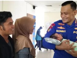 Ditpolairud Polda Sumsel Berhasil Evakuasi Ibu Hamil Yang Hendak Melahirkan di Tengah Derasnya Arus Perairan Banyuasin