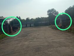 Terlihat mobil tangki biru putih didalam gudang BBM ilegal yang berinisial ZL 